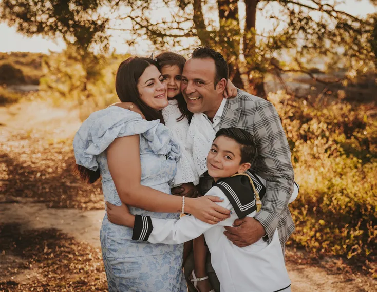 Abrazados en familia Niño vestido de marinero con la familia