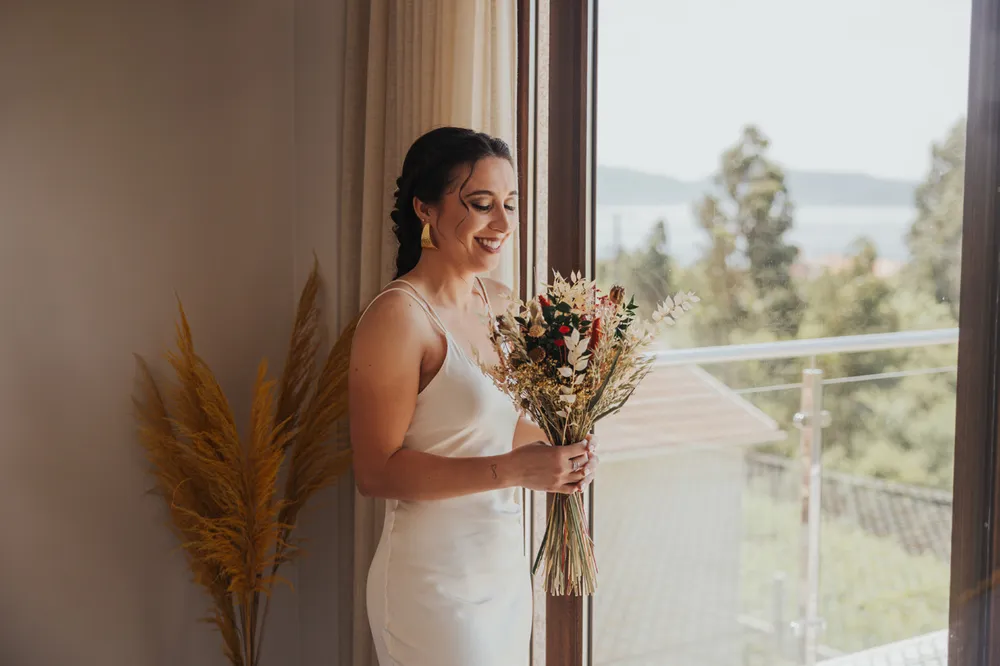 Cerca de la ventana con su luz natural Foto novia boda civil con flores